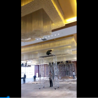 现场安装大型水晶灯具展示   